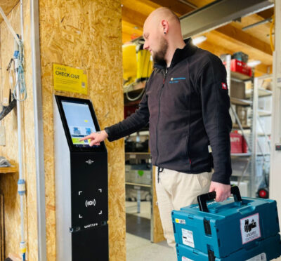 technician-standing-at-rfid-enabled-toolroom-check-out-station-c-Cisper-e1718273615768 OUTDOOR | long range