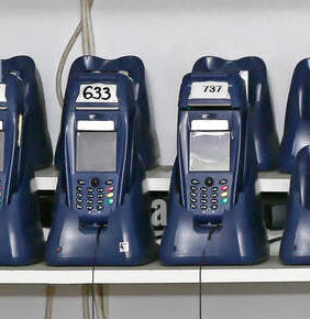 ITAM_barcode-scanners-wall-shelf-charging-batteries-logistics 从 IT 资产到数字骨架网：可扩展 RFID 标签工程师指南